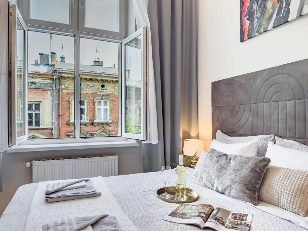 Image 1 of Apartament Queen w sercu krakowskiego Kazimierza