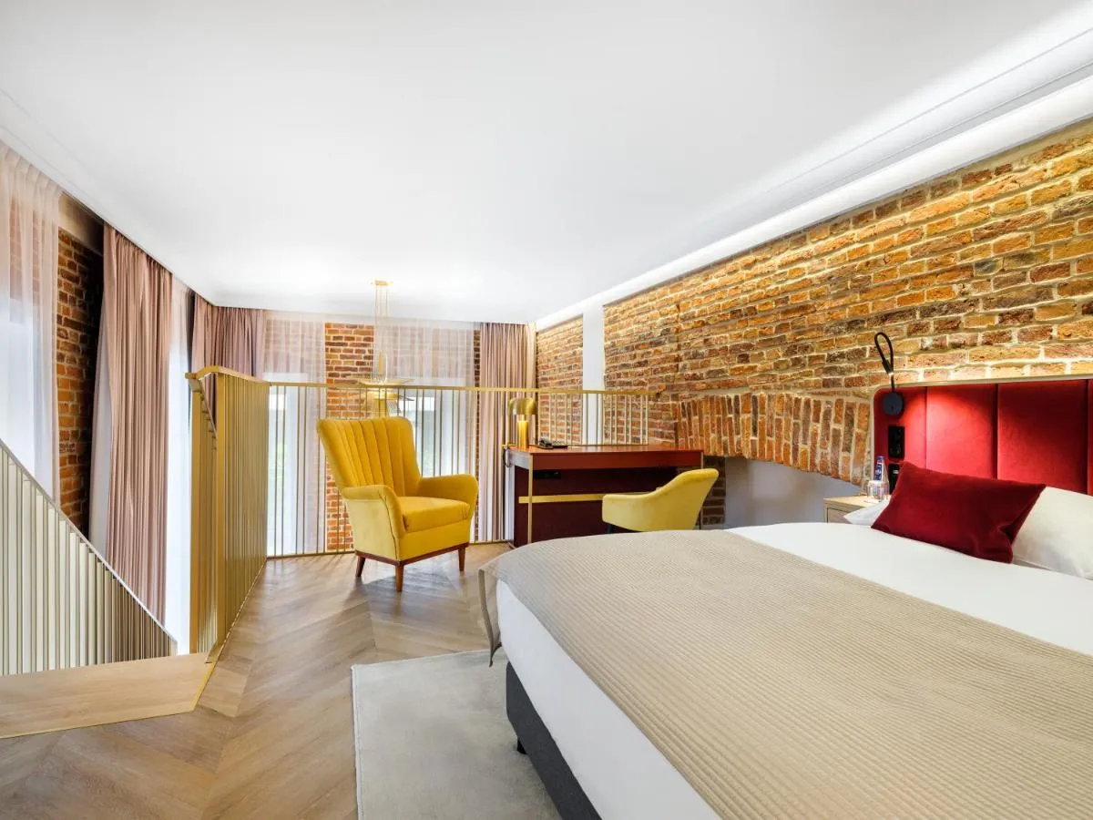 Image 6 of Golden Queen Deluxe Jacuzzi Apartments – Old Town