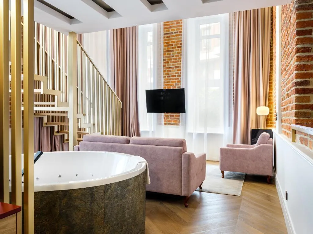 Image of Golden Queen Deluxe Jacuzzi Apartments – Old Town