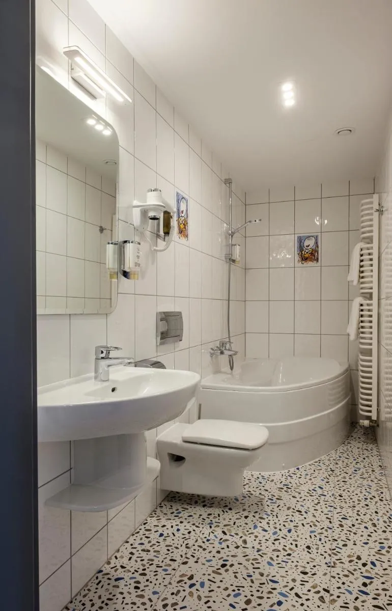 Image 3 of Hotel H12****