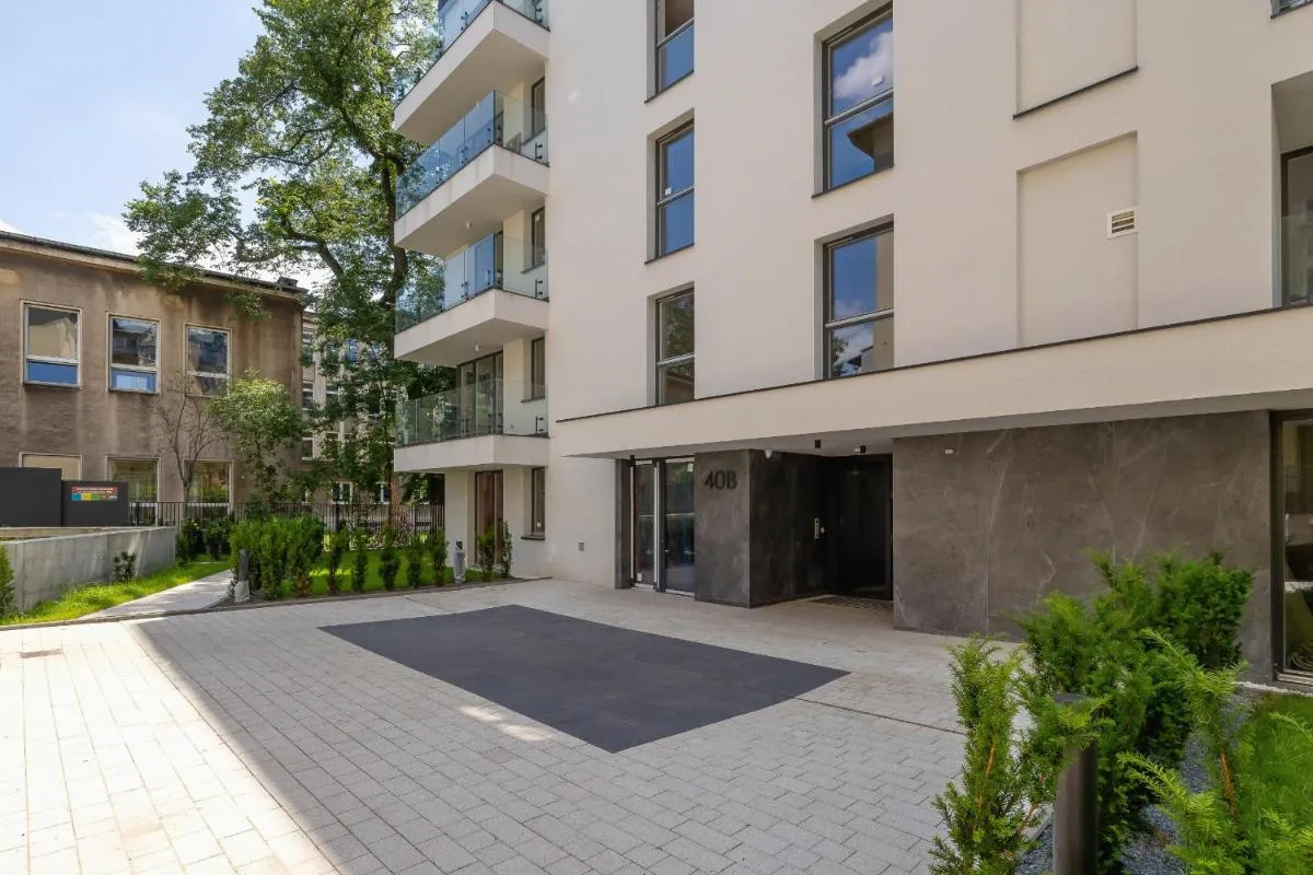 Image 2 of Klimatyzowany Apartament w Centrum Krakowa z Parkingiem i Biurkiem by Renters Prestige