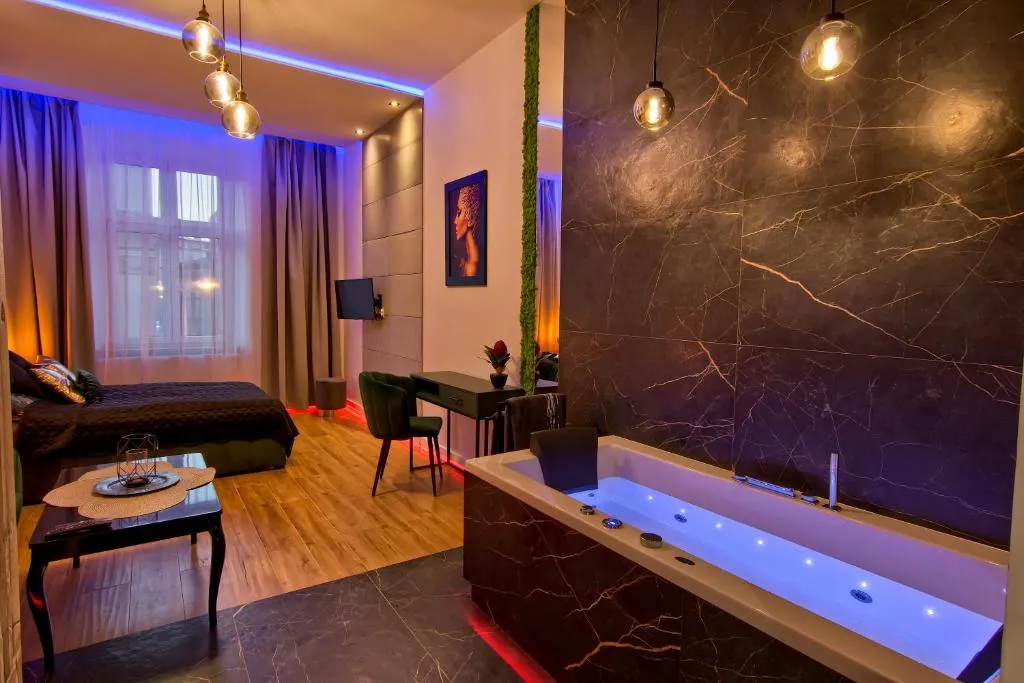 Image of Apartament czarny z jacuzzi