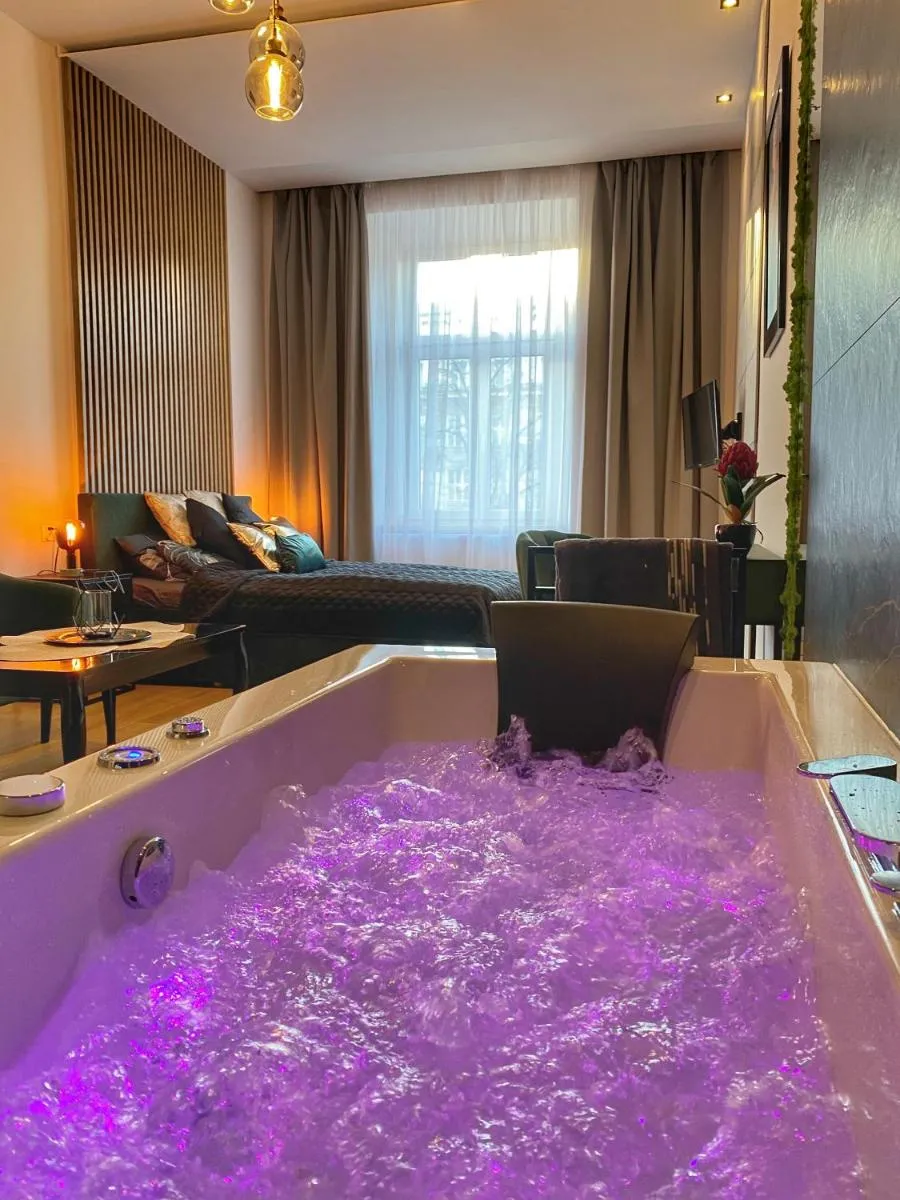 Image 3 of Apartament czarny z jacuzzi