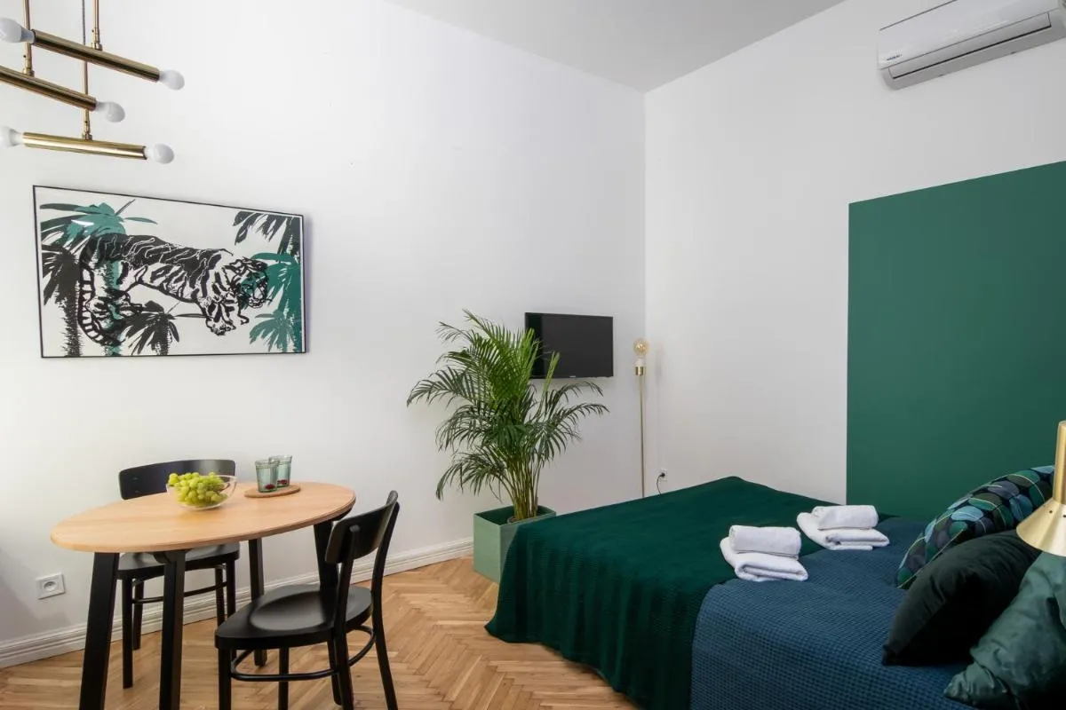 Image 3 of Barbacan Suites – Old Town Apartments – by Upstairs