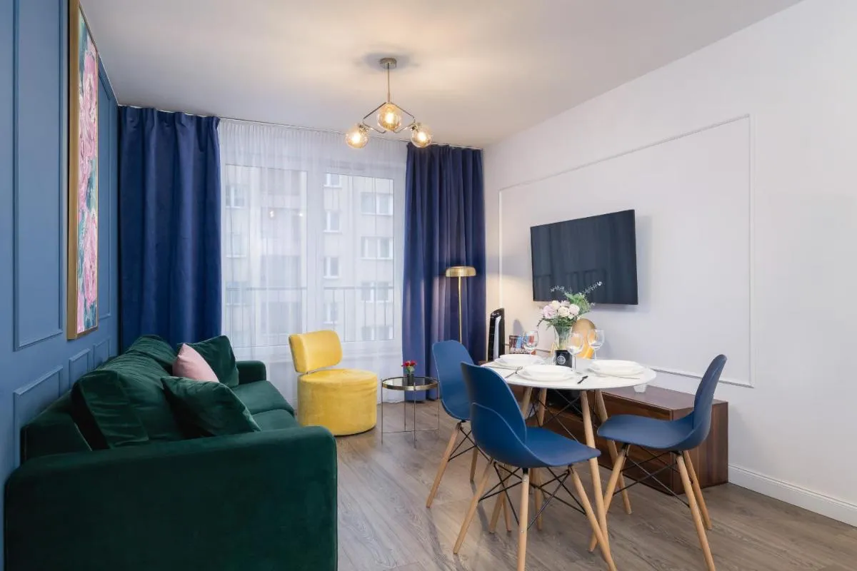 Image 4 of Blue and Green Apartment with Bright Pink Bedroom in Kraków by Noclegi Renters
