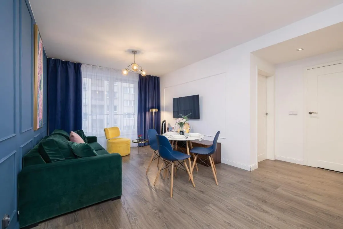 Image 6 of Blue and Green Apartment with Bright Pink Bedroom in Kraków by Noclegi Renters