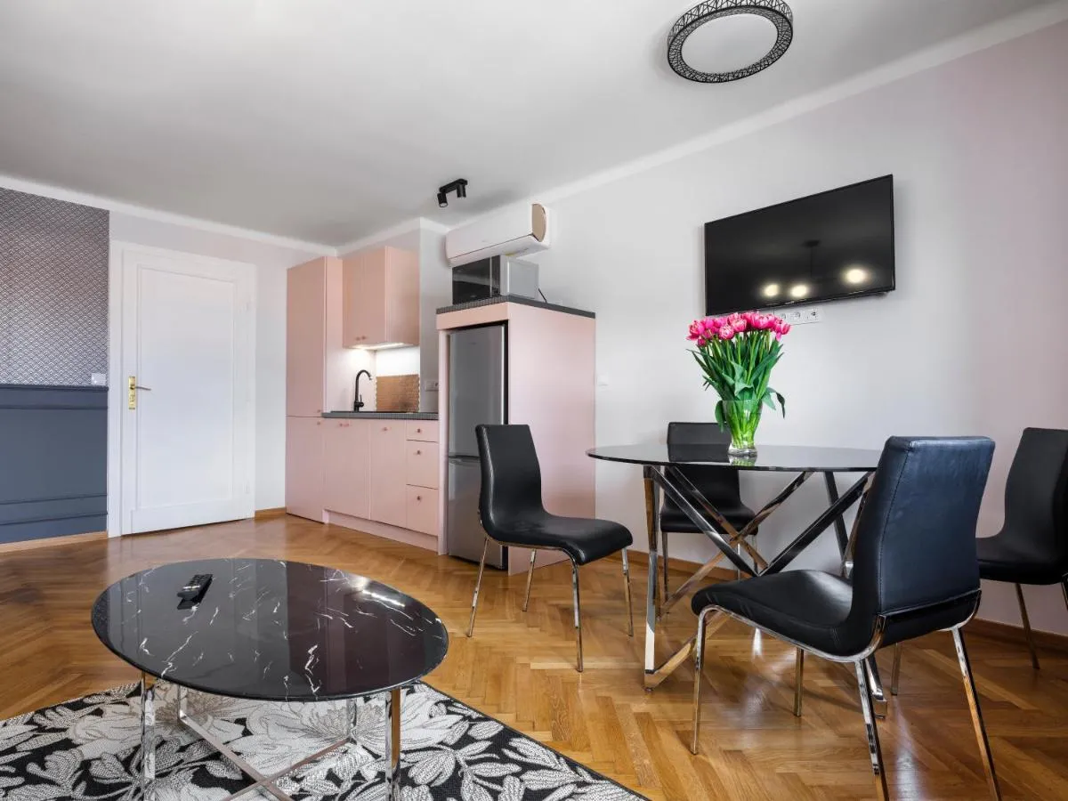 Image 1 of CracWoW City Center Apartment