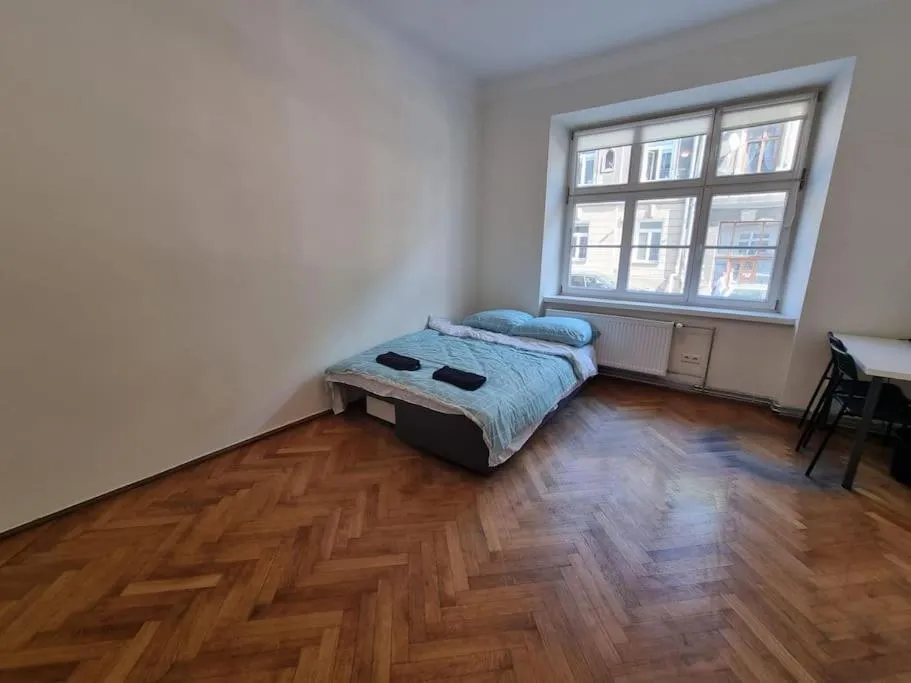Image 1 of Fantastic KRK – KR6 Pokój E