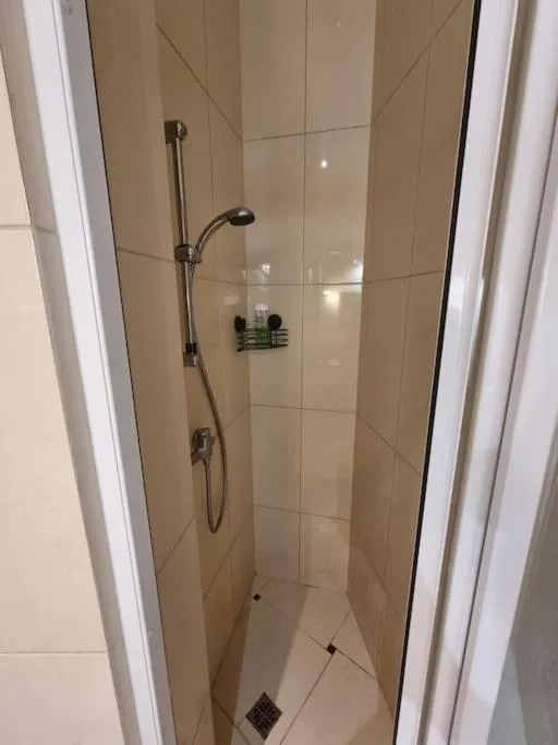 Image 3 of Fantastic KRK – KR6 Room D