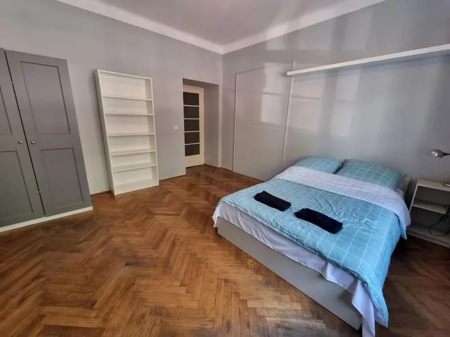 Image of Fantastic KRK – KR6 Room F