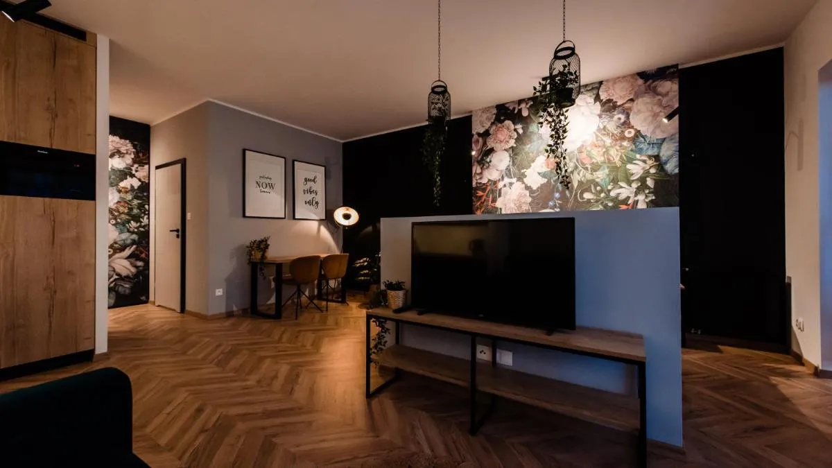 Image 2 of Floral Apartment