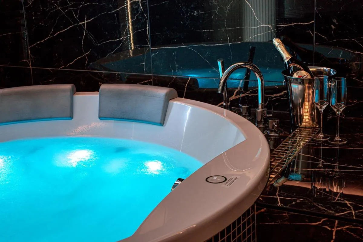 Image 3 of Jacuzzi Glass-House Central Station