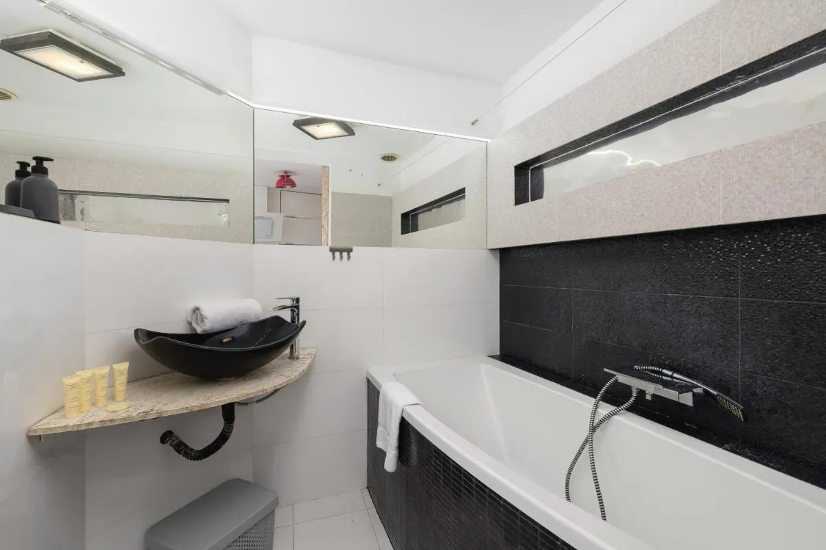 Image 3 of Klimatyzowane Studio do Pracy Zdalnej w Centrum Krakowa z Antresolą i Wanną by Noclegi Renters
