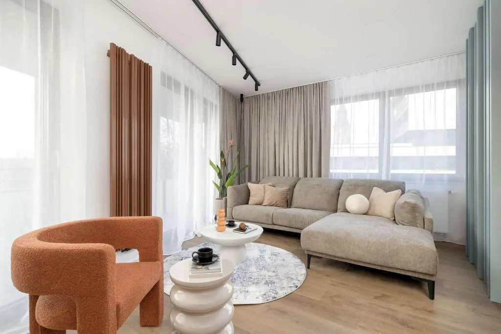 Image of Klimatyzowany Apartament Blisko Parku w Krakowie z 3 Sypialniami, Wanną i Parkingiem by Renters Prestige