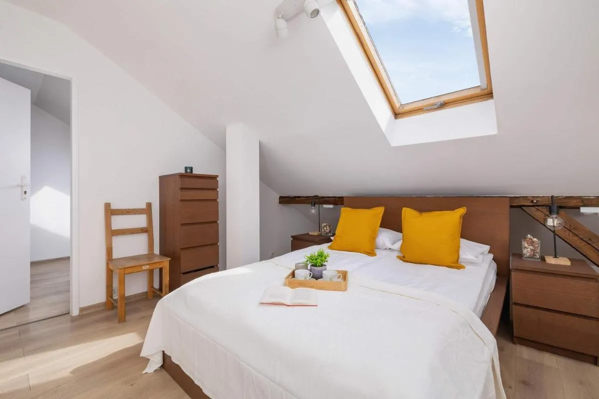 Image 1 of Klimatyzowany Apartament z Dwiema Sypialniami w Centrum Krakowa Blisko Rynku i Parku by Noclegi Renters