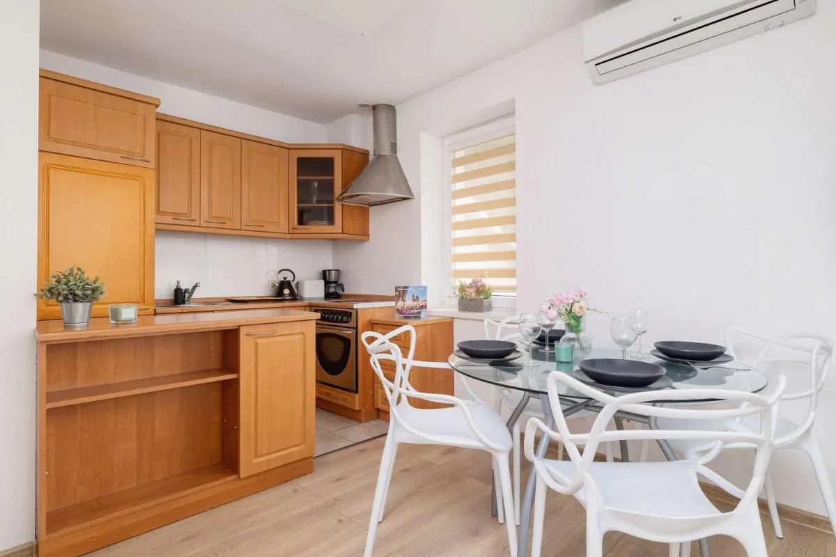 Image 2 of Klimatyzowany Apartament z Dwiema Sypialniami w Centrum Krakowa Blisko Rynku i Parku by Noclegi Renters