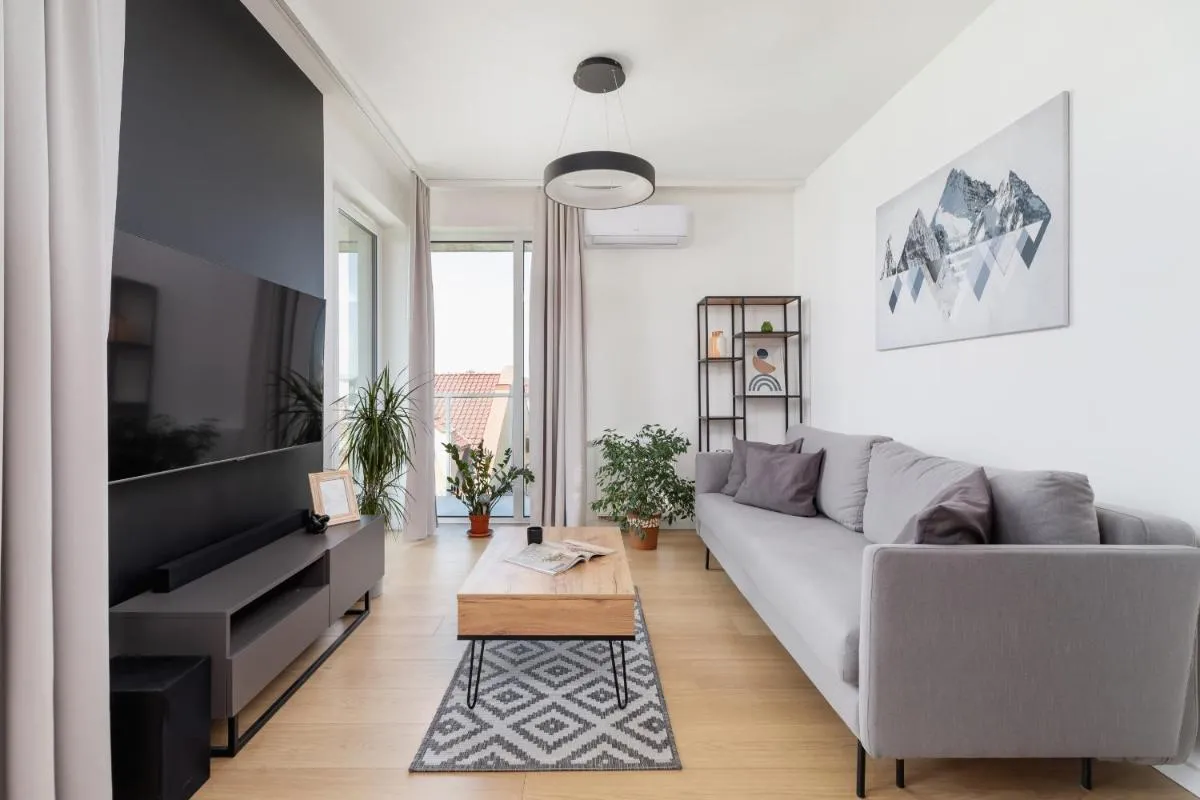 Image 4 of Modern & Spacious Apartment with Air Conditioning & Parking by Renters Prestige