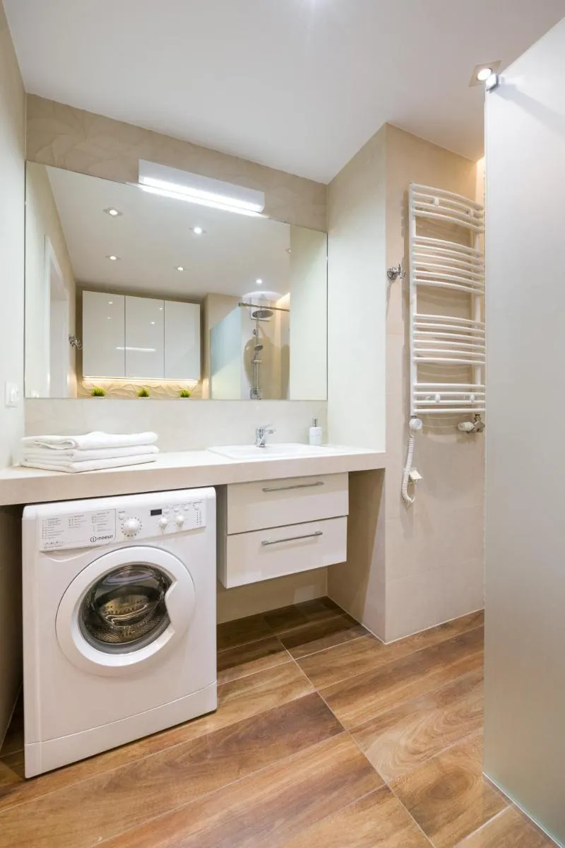 Image 4 of Orange, modern apartment in the city centre
