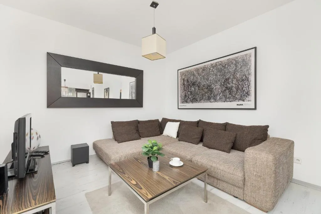Image of Przestronny Apartament w Krakowie z Biurkiem, Parkingiem i Wanną by Noclegi Renters