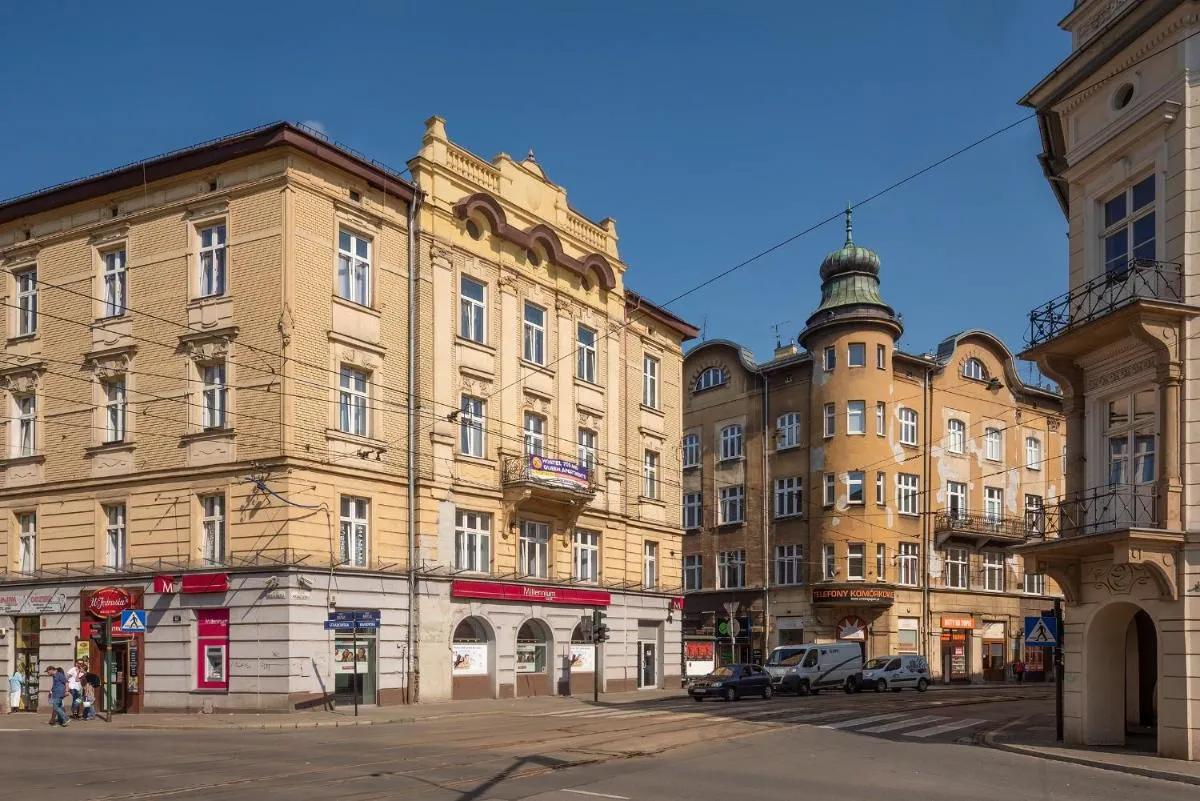 Image 4 of Queen Apartments