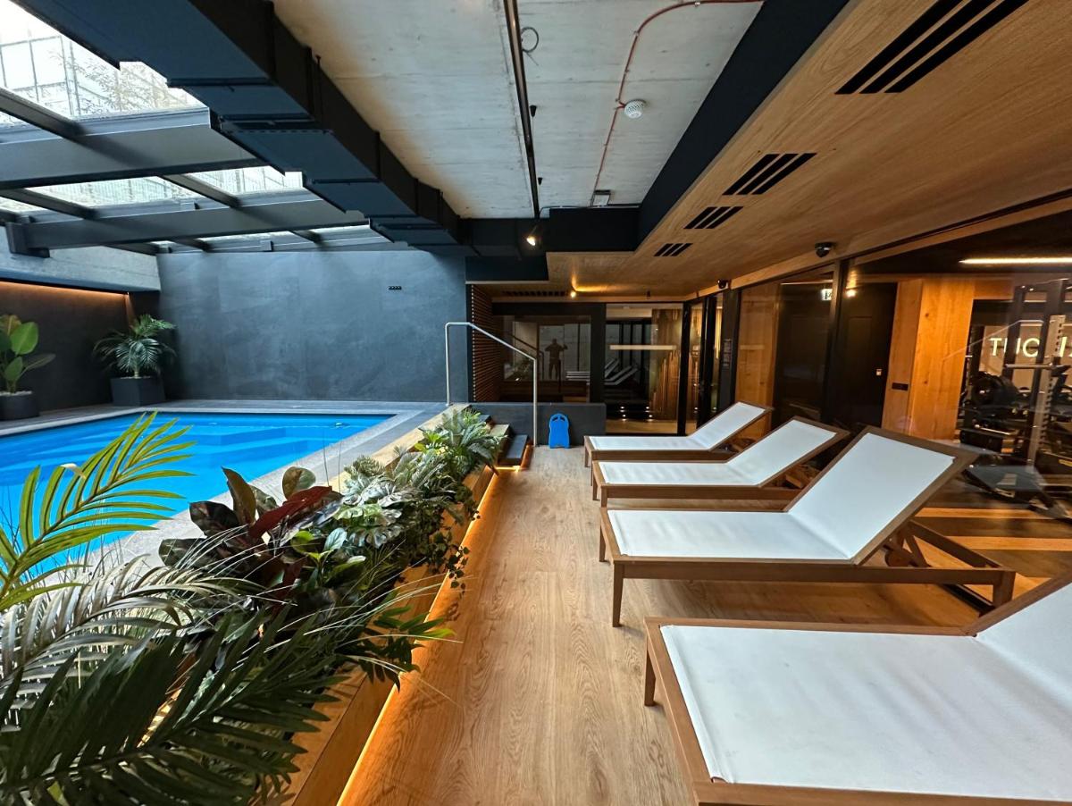 Image 2 of Deluxe Industrial Apartment free Parking, Swimming Pool, Sauna & Gym