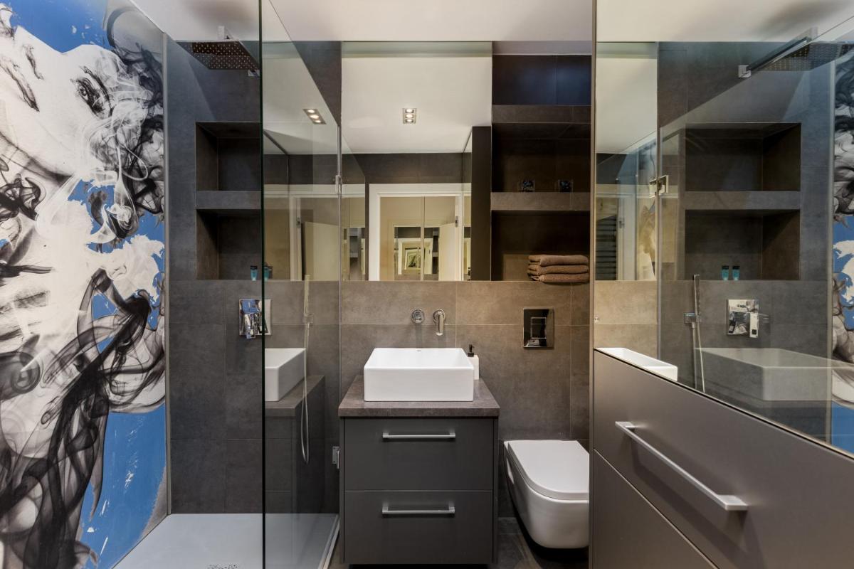 Image 2 of Diamonds Apartment