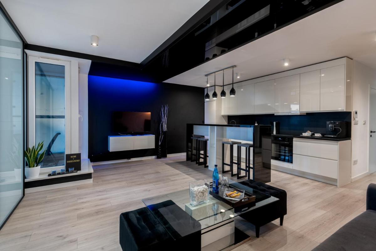 Image 3 of Diamonds Apartment