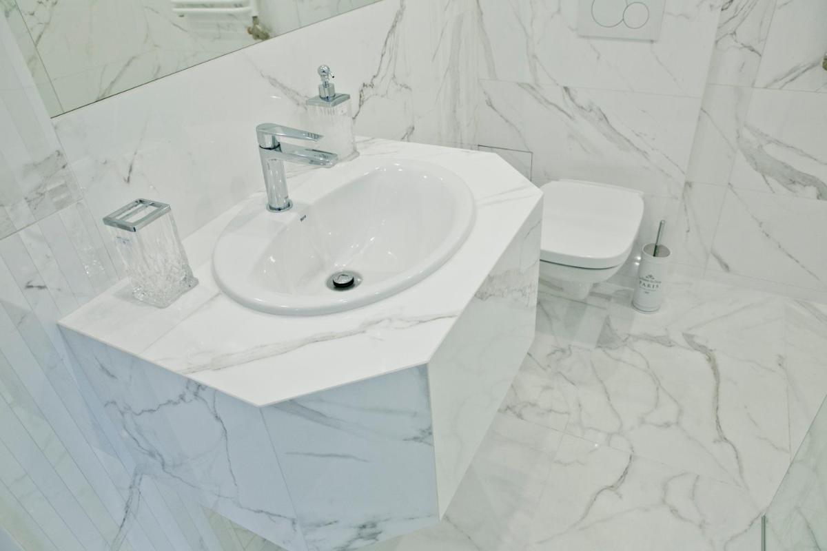 Image 5 of Elegant City Center Apartment 7B