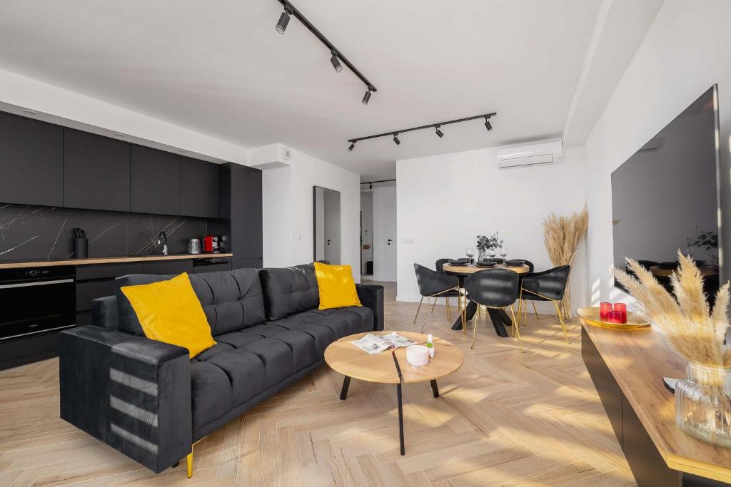 Image of Luksusowy, Klimatyzowany Apartament w Krakowie z Biurkiem i Parkingiem by Renters Prestige