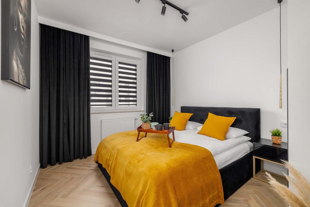 Image 1 of Luksusowy, Klimatyzowany Apartament w Krakowie z Biurkiem i Parkingiem by Renters Prestige