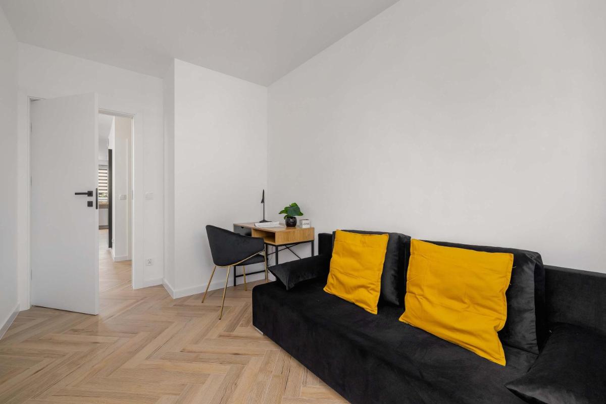Image 2 of Luksusowy, Klimatyzowany Apartament w Krakowie z Biurkiem i Parkingiem by Renters Prestige