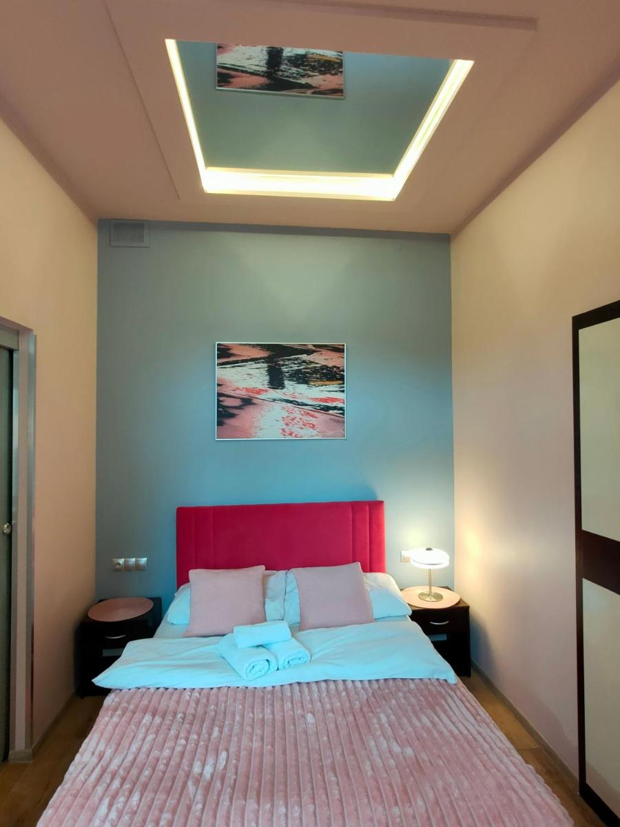 Image 4 of Mirror Pink Studio Apartment