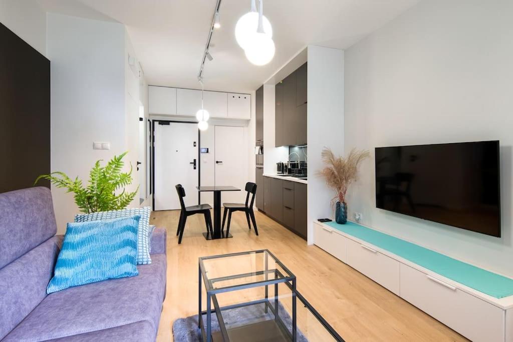 Image 4 of Modern apt next to train station