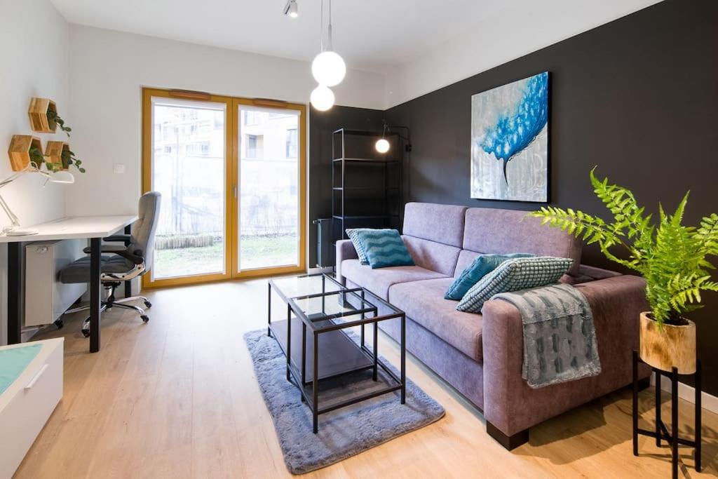 Image 1 of Modern apt next to train station