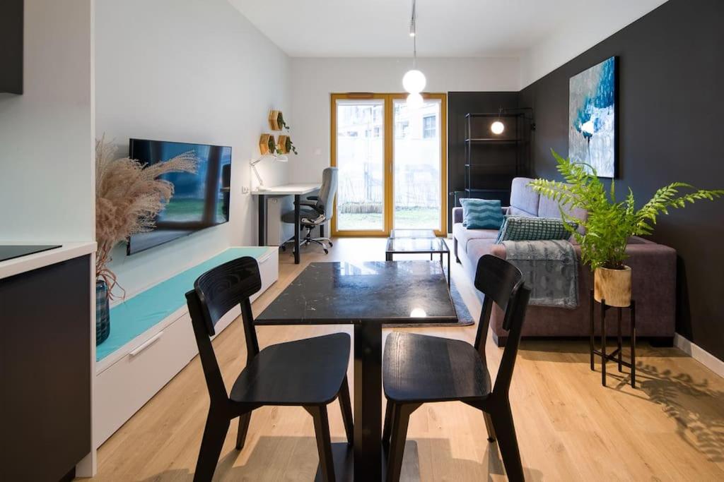 Image 3 of Modern apt next to train station