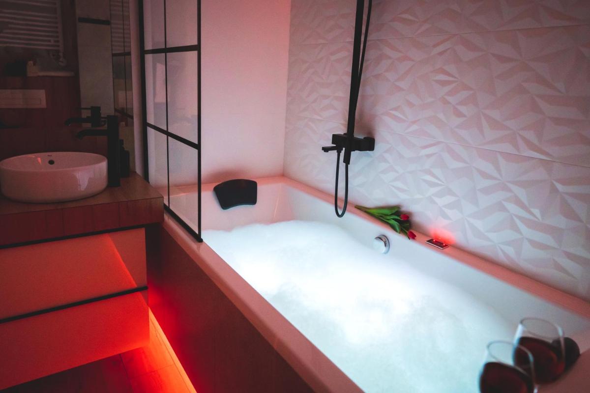 Image 4 of Movie Jacuzzi Apartment at the Main Station by Noclegi Renters