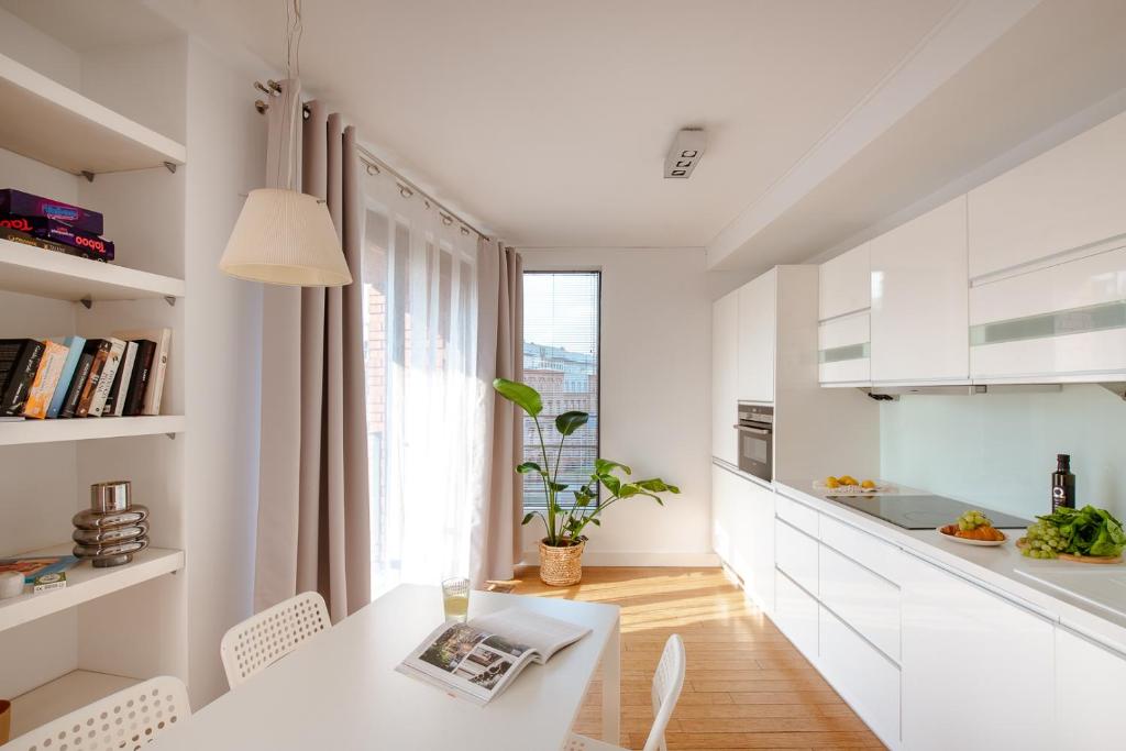 Image of Spacious apartment close to Main Station / Galeria Krakowska