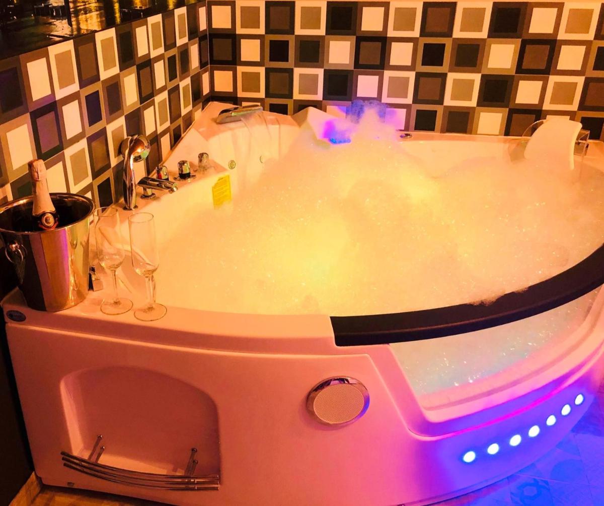Image 2 of UNDERGROUND Jacuzzi Rooms